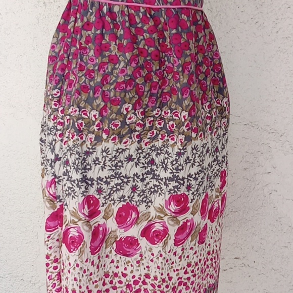 Women's floral knee length sundress with roses - Picture 5 of 6